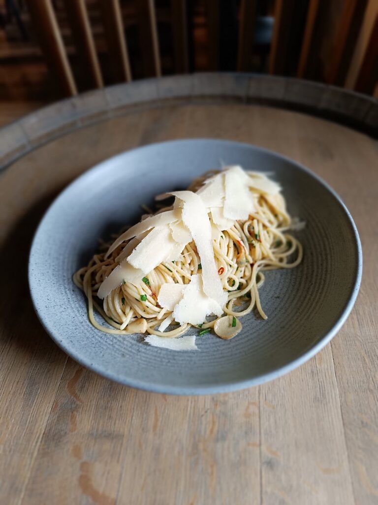 Špagety Aglio olio peperoncino se sýrem Grana Padano
