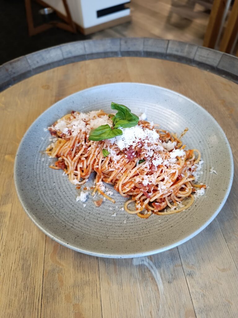 Špagety pomodoro, sušené rajčata, bazalka a Grana Padano