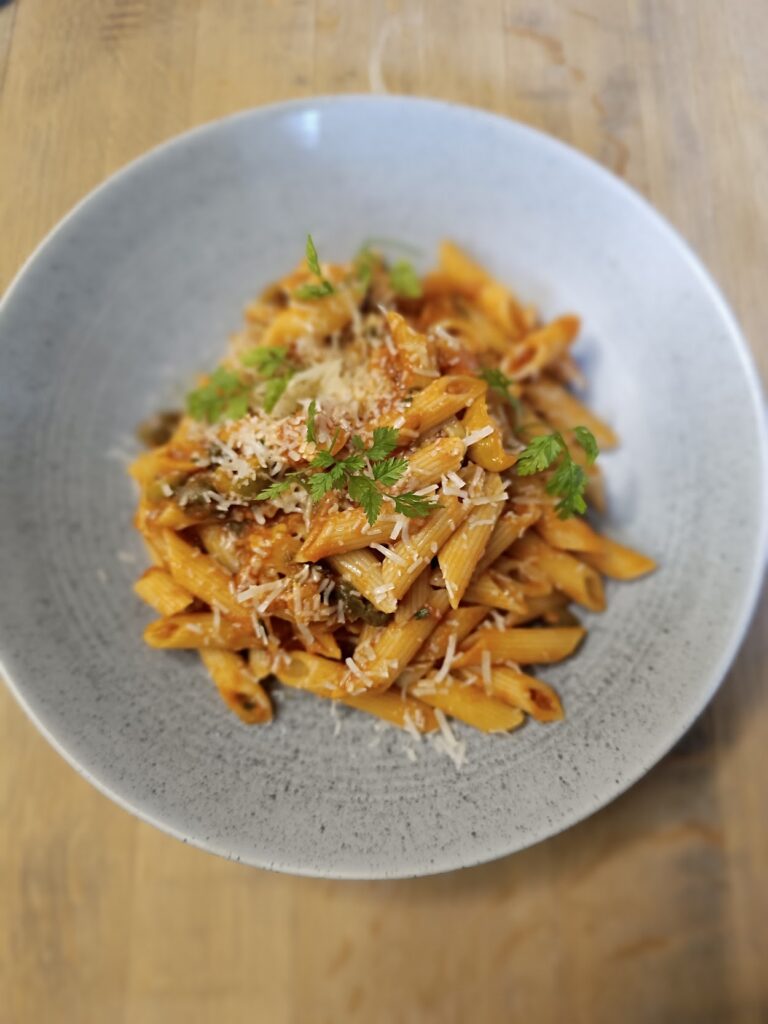 Penne s tuňákem, kapari, olivami, rajčatovou omáčkou, bazalka a sýr Grana Padano