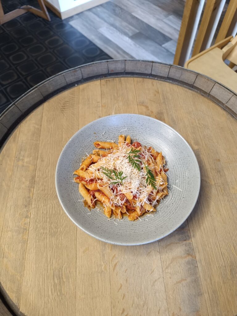 Penne arabiata a sýr Grana Padano