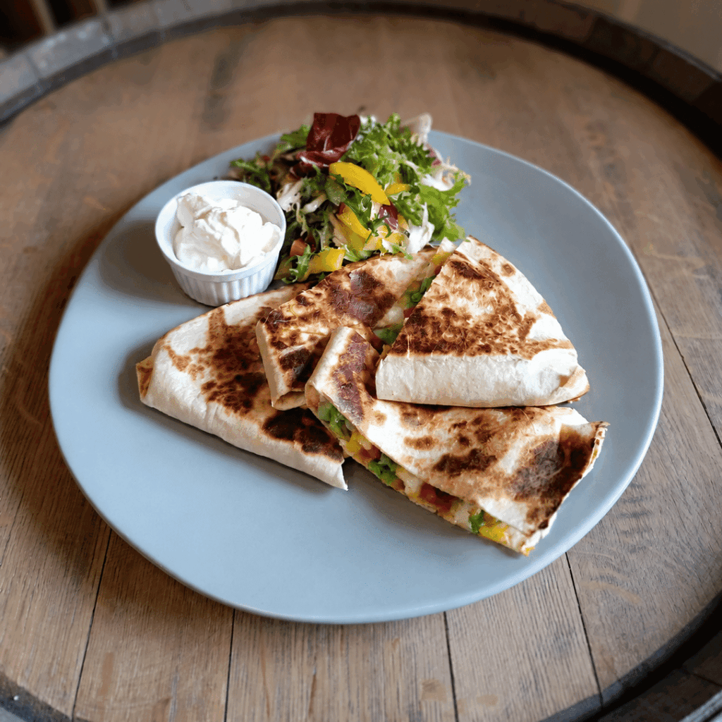 Quesadilla se sýrem, zeleninou, listovým salátem a zakysaná smetana
