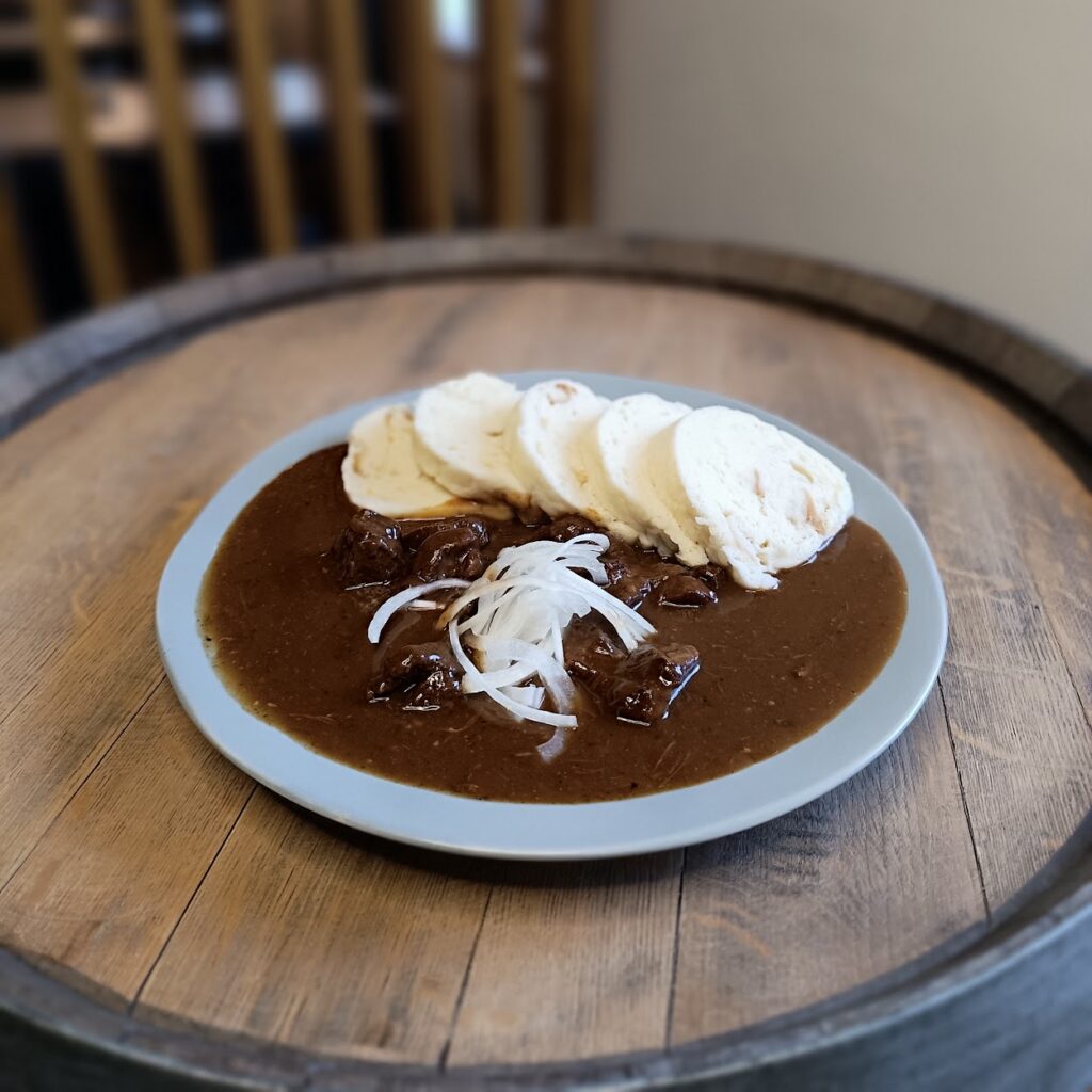 Pivovarský chili guláš s hovězím mase a houskovým knedlíkem