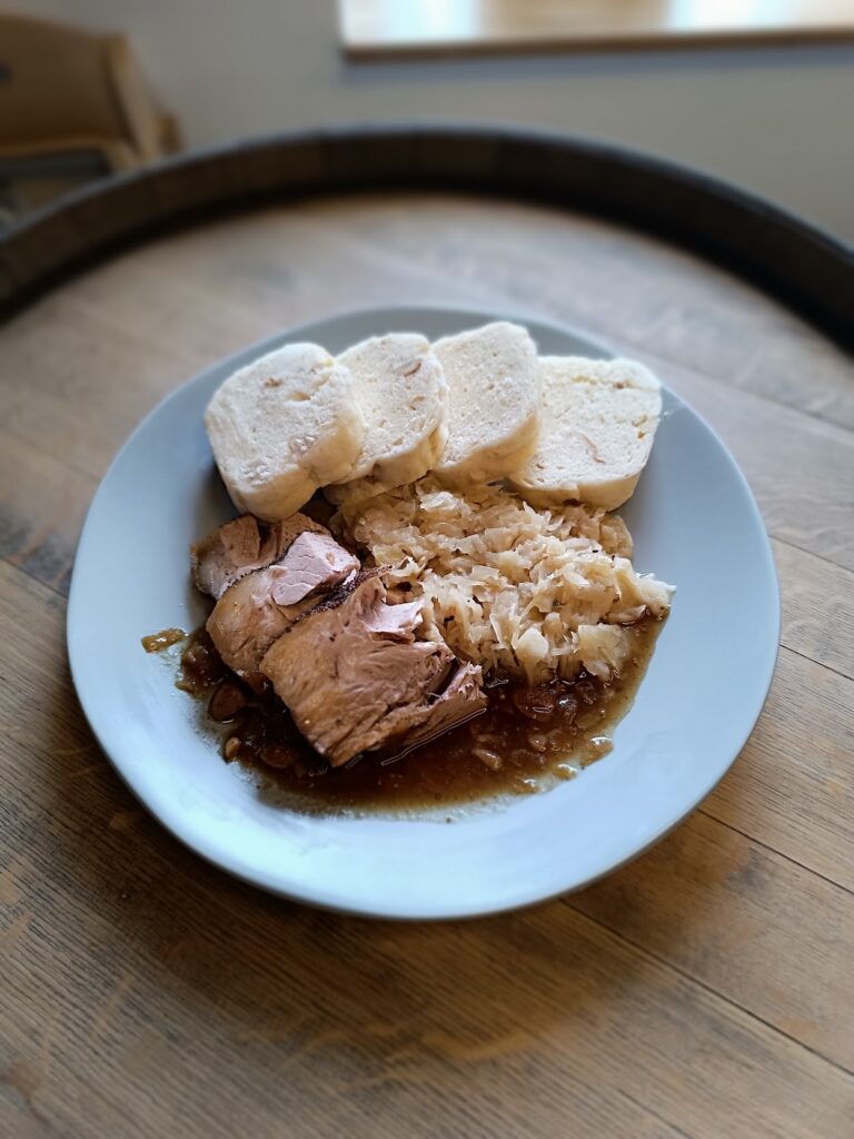 Vepřová pečeně, dušené zelí a houskový knedlík