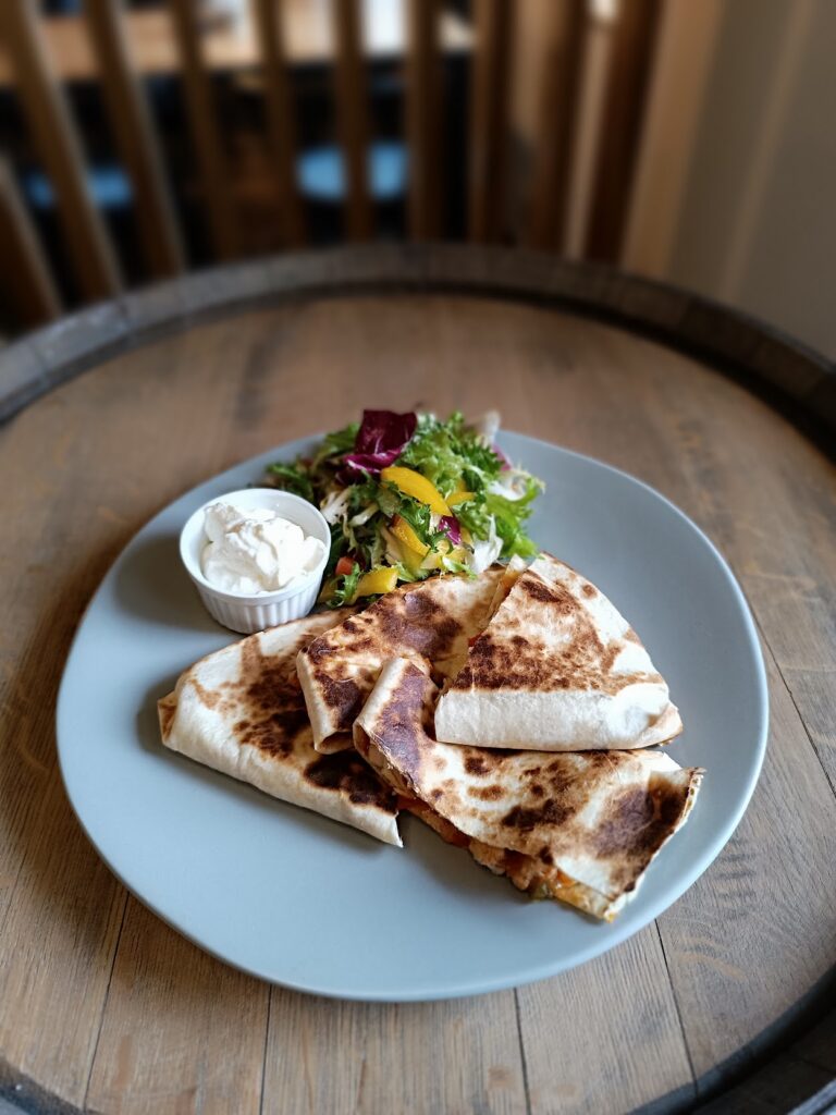 Quesadilla s kuřecím masem, listovým salátem a zakysanou smetanou